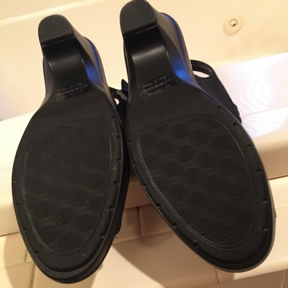 Easy Street / Comfort Wave Black Heels - Picture 5 of 8